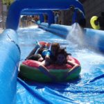 Begur es refresca de la calor amb el tobogan d’aigua de la festa major Tobogan d'aigua urbà al centre de Begur | Imatge de l'Ajuntament