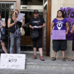 Concentració de suport a la noia de 14 anys que afirma haver estat violada per «La manada de Manresa»