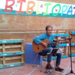 privat:-joan-saval-porta-la-seva-poesia-musicada-al-bibliopati-de-begur