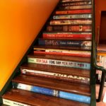 Omplen de llibres les escales d’accés a la biblioteca municipal de Begur privat:-omplen-de-llibres-les-escales-d’acces-a-la-biblioteca-municipal-de-begur