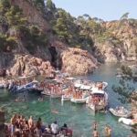 La Generalitat vol identificar els propietaris dels vaixells de la festa marítima a la cala d’en Massoni Festa marítima d'aquest dissabte a la cala d'en Massoni | Imatge de Mariona Roca