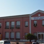 Calonge penja un cartell pels presos polítics a la façana de l’Ajuntament