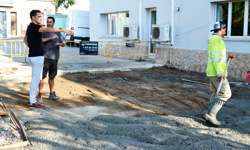 Imatge de la pavimentació a la residència Surís amb l'alcalde de Sant Feliu, Carles Motas | Imatge de Ràdio Sant Feliu