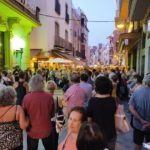 Prop d’un centenar de persones es concentren per donar suport a Lluís Puig i Roser Huete