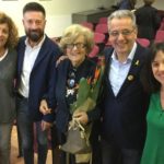 Palafrugell inaugura el seu curs escolar homenatjant la figura de Jaume Guasch Els fills i la vídua de Jaume Guasch, Josep Piferrer, alcalde de Palafrugell, i Mònica Alcalà, regidora d'Educació de l'Ajuntament de Palafrugell. | Imatge de l'Ajuntament de Palafrugell