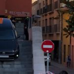 Un cotxe encallat en unes escales al carrer de Pi i Margall de Palafrugell Un cotxe ha confós les escales amb el carrer de Pi i Margall al centre de Palafrugell aquest divendres a la tarda