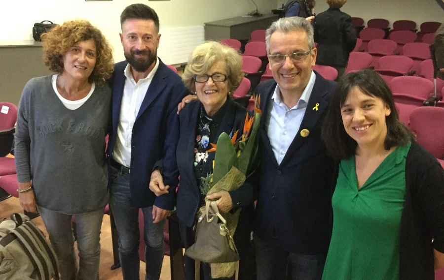 Els fills i la vídua de Jaume Guasch, Josep Piferrer, alcalde de Palafrugell, i Mònica Alcalà, regidora d'Educació de l'Ajuntament de Palafrugell. | Imatge de l'Ajuntament de Palafrugell