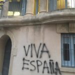 Apareixen pintades espanyolistes a la façana de l’ajuntament de Palafrugell
