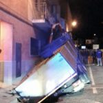 Un camió s’ensorra al carrer Fàtima de Torroella de Montgrí