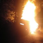 Condueix begut, s’estampa i el cotxe acaba en flames a Tamariu Cotxe en flames al camí de Tamariu al Far de Sant Sebastià | Imatge de l'Ajuntament de Palafrugell