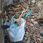 Bossa d'escombraries durant la neteja a la Platja d'Aiguablava pels infants de Begur | Imatge de l'Ajuntament