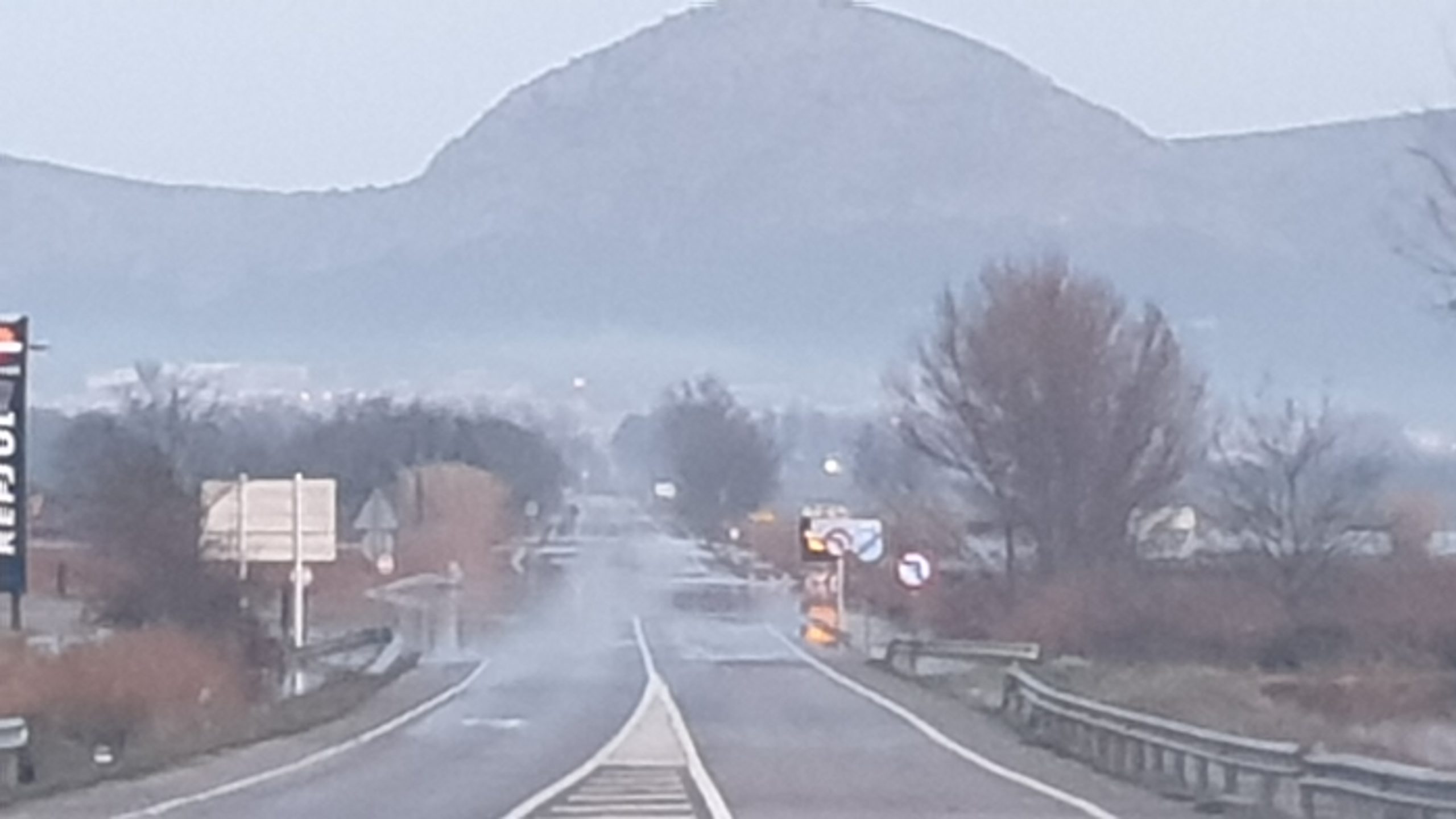Carretera a Torroella de Montgrí tallada pel temporal Gloria | Imatge de Dani Cortés