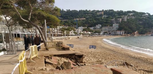 La platja de Llafranc després del temporal glòria