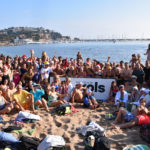 Més de 400 persones es capbussen a l’any nou en el primer bany a la platja de Sant Feliu de Guíxols