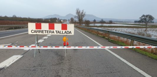 Carretera a Torroella de Montgrí tallada pel temporal Gloria | Imatge de Dani Cortés