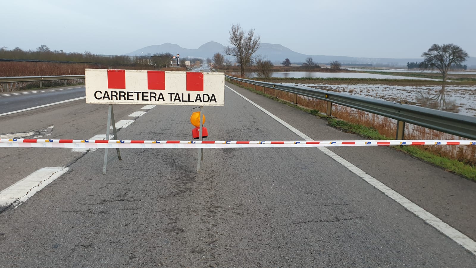 Carretera a Torroella de Montgrí tallada pel temporal Gloria | Imatge de Dani Cortés