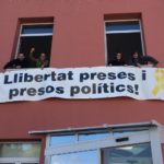 Tornen a penjar la pancarta a favor dels polítics empresonats a Calonge pancarta presos