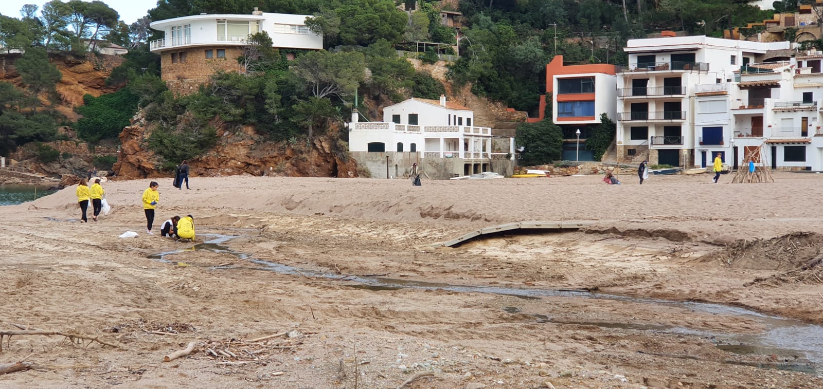 privat:-l’esplai-autentic-posa-el-seu-granet-de-sorra-per-recuperar-les-platges-despres-del-temporal-gloria