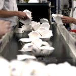 Cau el sistema informàtic i es col·lapsen les farmàcies en el primer dia de repartiment de mascaretes Fàbrica de mascaretes | Imatge d'arxiu