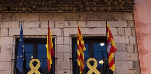 La façana de l'Ajuntament de Torroella de Montgrí amb les banderes europea, espanyola, catalana i municipal | Imatge del consistori