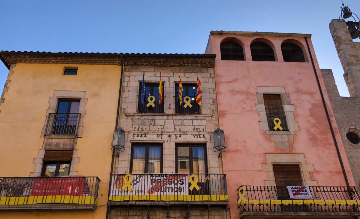 La façana de l'Ajuntament de Torroella de Montgrí amb les banderes europea, espanyola, catalana i municipal | Imatge del consistori