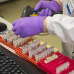 Com afrontar el confinament pel coronavirus psicològicament? Fent proves per trobar la vacuna del coronavirus en un laboratori | Imatge de HM Treasury lliure de drets d'autor