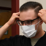 Cosiran solidàriament 4.000 mascaretes per fer front al coronavirus a Sant Feliu de Guíxols Mascareta de doctor | Imatge d'Airman 1st Class Elora J. Martinez