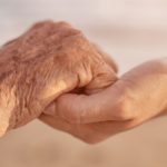 El Departament de Treball, Afers Socials i Famílies autoritza les persones grans i sanes que surtin de les residències per allotjar-se temporalment a casa dels seus familiars