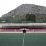 Comencen les obres al camp de futbol de Torroella de Montgrí per reparar la paret esquerdada per un cotxe