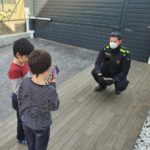 Més d’una 30 de nens ja han rebut la felicitació de la Policia Local de Palafrugell durant el confinament La Policia Local de Palafrugell felicitant l'aniversari a un nen durant el confinament | Imatge de l'Ajuntament