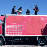 Mazoni s’enfila a un camió per tocar ‘M’han sortit dues ales’ mazoni-s’enfila-a-un-camio-per-tocar-‘m’han-sortit-dues-ales’