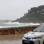 Enganxats surfejant a la Fosca en ple confinament
