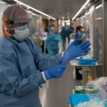 191 confirmats per coronavirus al Baix Empordà, sense increment de morts segons les dades oficials Un metge a l'Hospital Clínic de Barcelona | Imatge d'arxiu