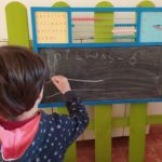 Palafrugell també permetrà la visita del “Ratolinet Pérez” i “L’angelet de les dents” durant el coronavirus Nen escrivint en una pissarra d'escola | Imatge de l'Ajuntament de Palafrugell