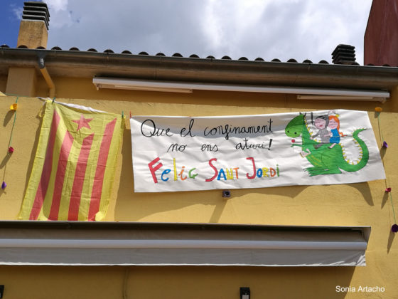 Sant Jordi 2020 en confinament a la Bisbal | Imatge compartida pel consistori