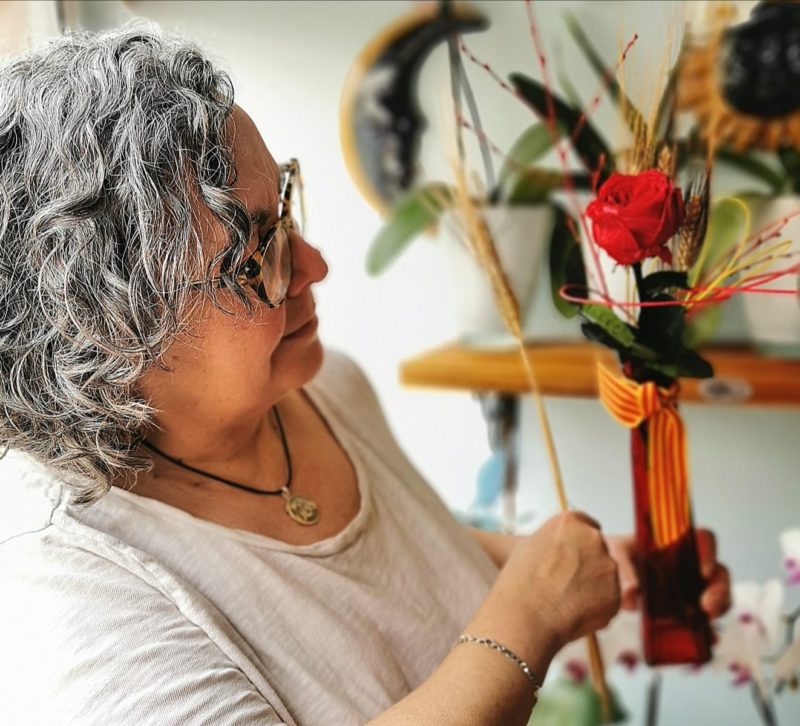 Joana Fernández preparant roses a l'Això Flors de Palafrugell