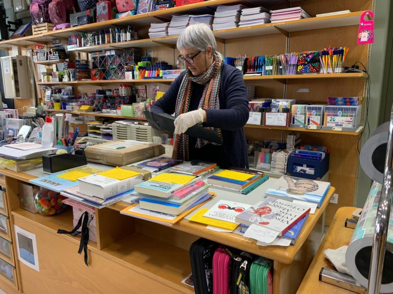 Llibreria Cucut preparant aquest Sant Jordi