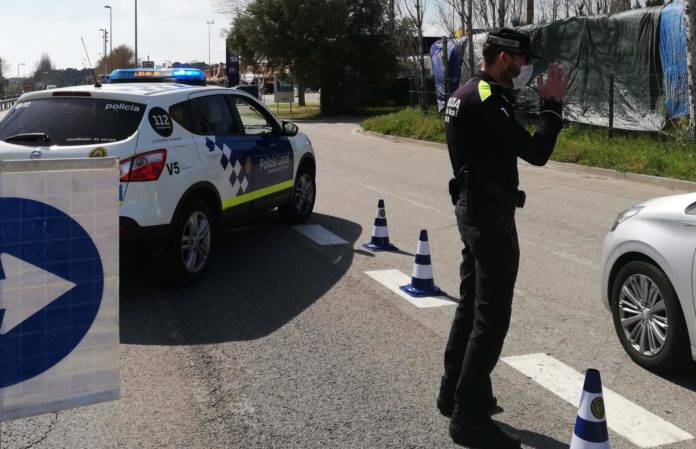 La Policia Local de Palamós en un control durant l'estat d'alarma pel coronavirus | Imatge de l'Ajuntament
