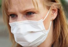 El Govern fa obligatòria la mascareta en centres sanitaris i residències per l’alta incidència de la grip Portar mascareta al Baix Empordà és obligatori des d'aquest dijous | Imatge d'arxiu d'una persona amb mascareta