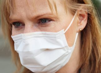 El Govern fa obligatòria la mascareta en centres sanitaris i residències per l’alta incidència de la grip Portar mascareta al Baix Empordà és obligatori des d'aquest dijous | Imatge d'arxiu d'una persona amb mascareta