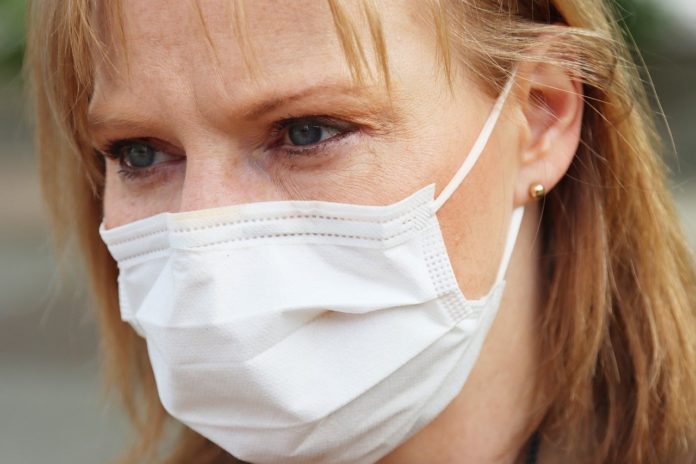 Portar mascareta al Baix Empordà és obligatori des d'aquest dijous | Imatge d'arxiu d'una persona amb mascareta