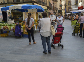 privat:-imatges-de-la-represa-parcial-del-mercat-setmanal-de-la-bisbal-amb-les-parades-de-productes-frescos-d’alimentacio-i-planter