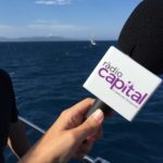 El micròfon de Ràdio Capital a tocar del mar, un dels paratges del Baix Empordà