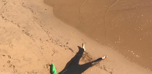 Ariel Schrenck després d'escapar dels taurons a Sant Pol | Imatge cedida a Ràdio Capital