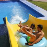 Aquadiver comptarà amb més personal per poder obrir garantint les mesures de seguretat Dues persones baixant per un tobogan en el parc aquàtic a Platja d'Aro | Imatge d'Aquadiver