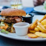 Hamburguesa-amb-patates-fregides-Imatge-de-Robin-Stickel