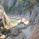 Desenes de banyistes segueixen accedint a la cala del Golfet tot i la prohibició