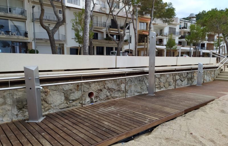 Dutxes a una de les platges de Palafrugell, Llafranc | Imatge de l'Ajuntament de Palafrugell