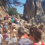 La Policia Local de Palafrugell desallotja un centenar de persones de la platja del Golfet La Platja del Golfet plena de gent | Imatge de l'Ajuntament de Palafrugell