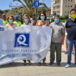 privat:-els-sanitaris-hissen-la-bandera-q-de-qualitat-turistica-a-la-platja-gran-de-l’estartit